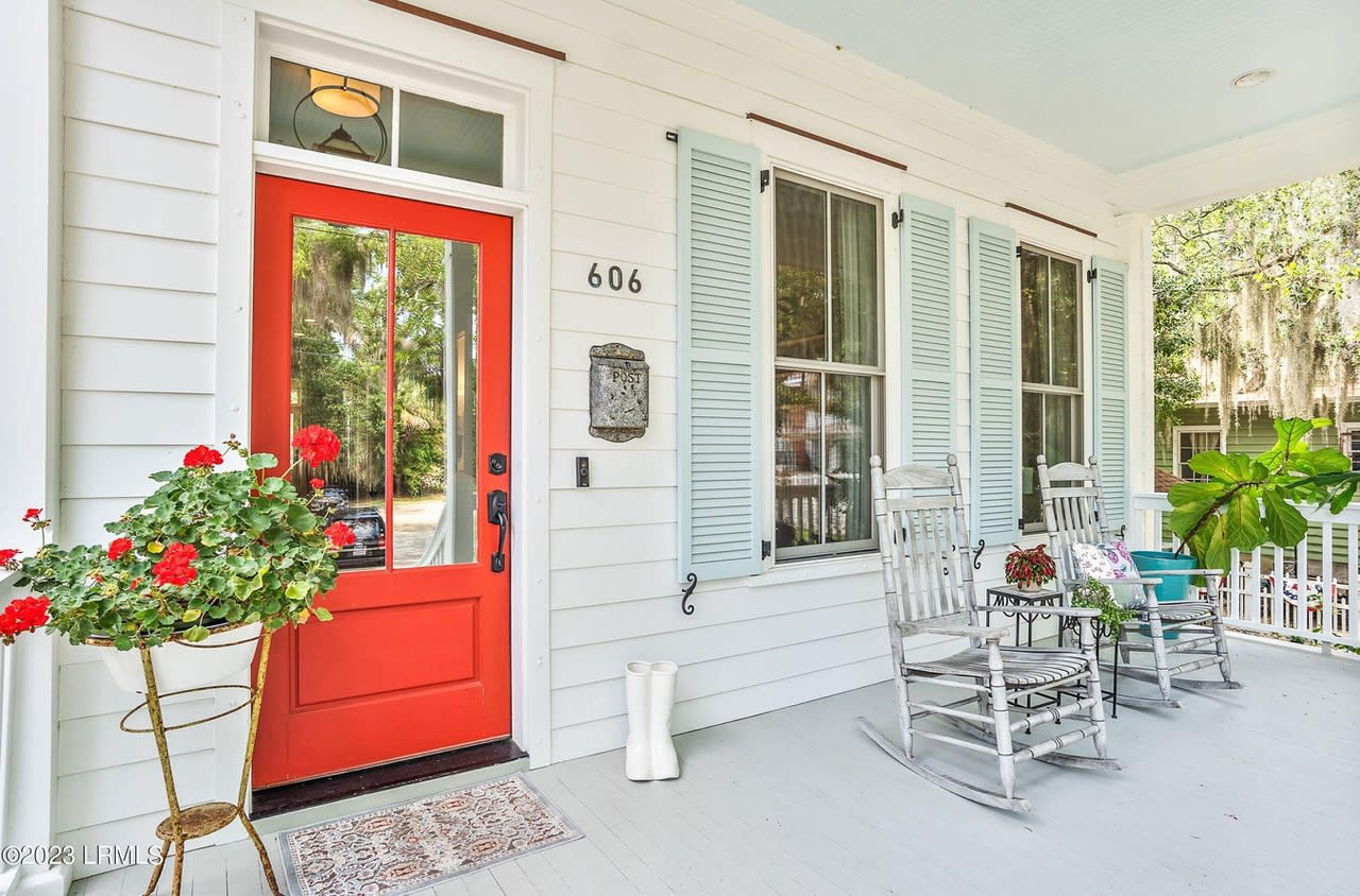 606 New St