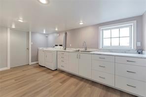 1636 Hollywood Cres