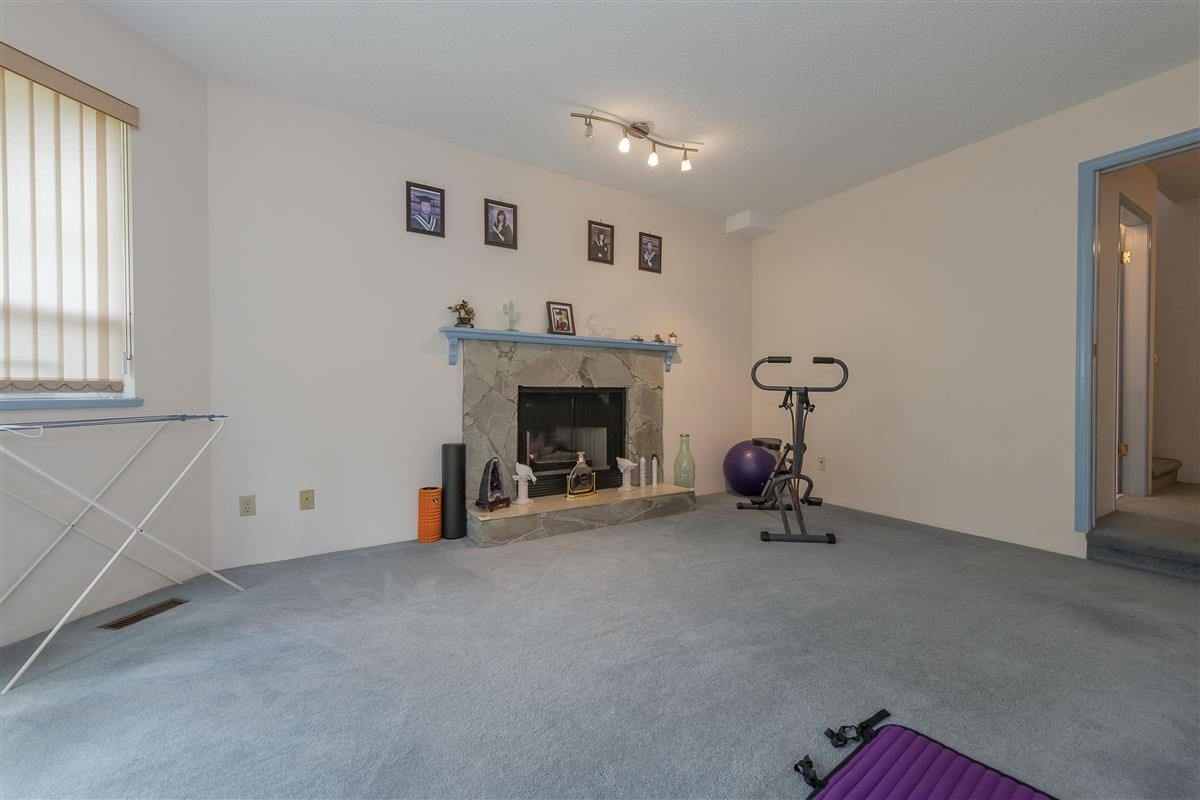 828 Porteau Pl