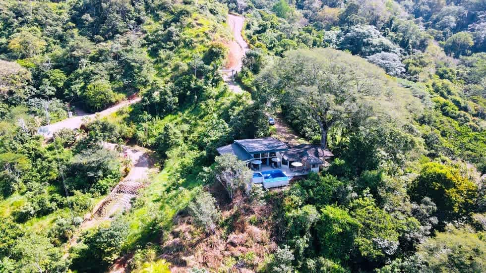 Casa Linda Vista with Ocean View Above Dominical Beach