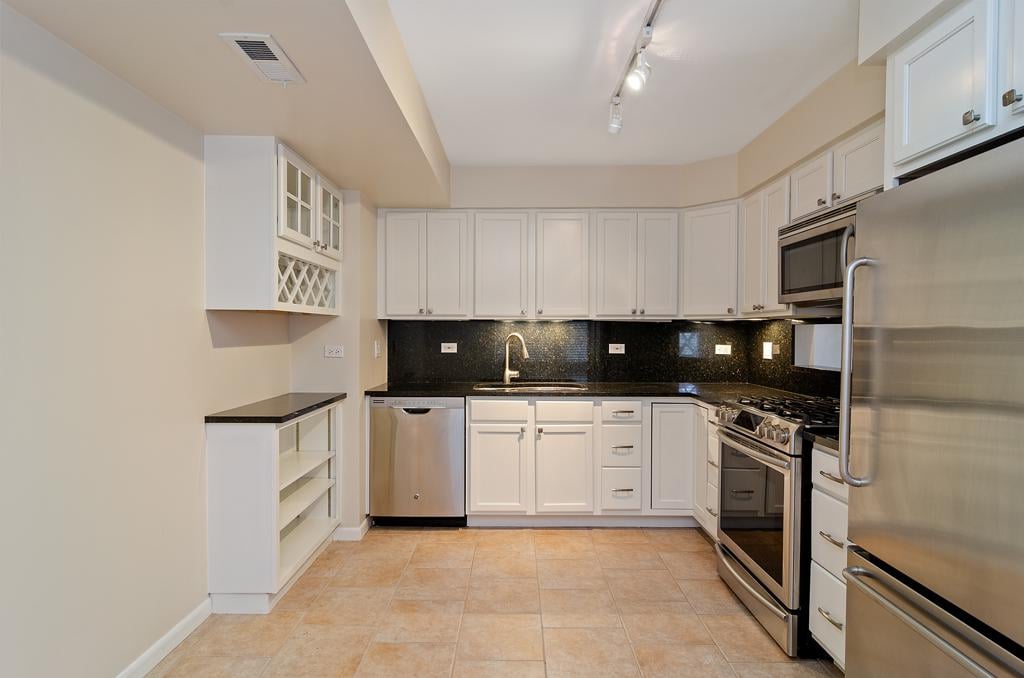 1646 N Mohawk St, #B