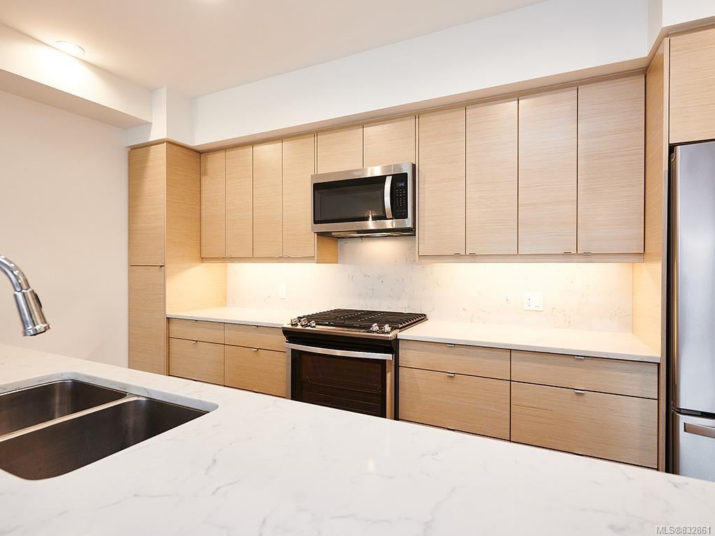 202-10660 McDonald Park Rd