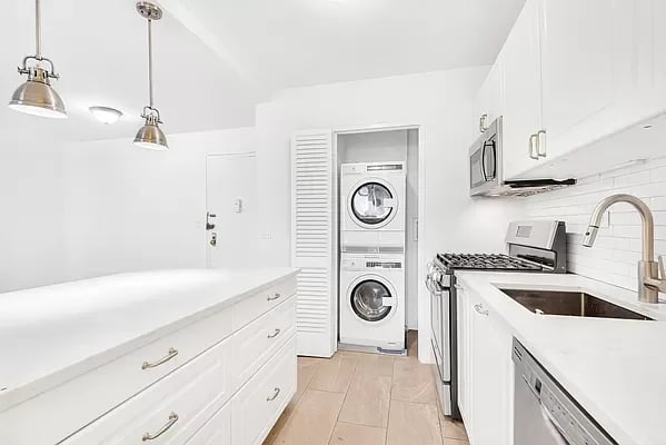 220 E 54th Street Unit: 6J