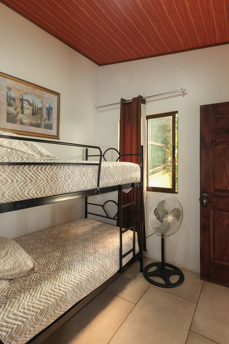 Turnkey Income Guesthouse, Curridabat, San Jose