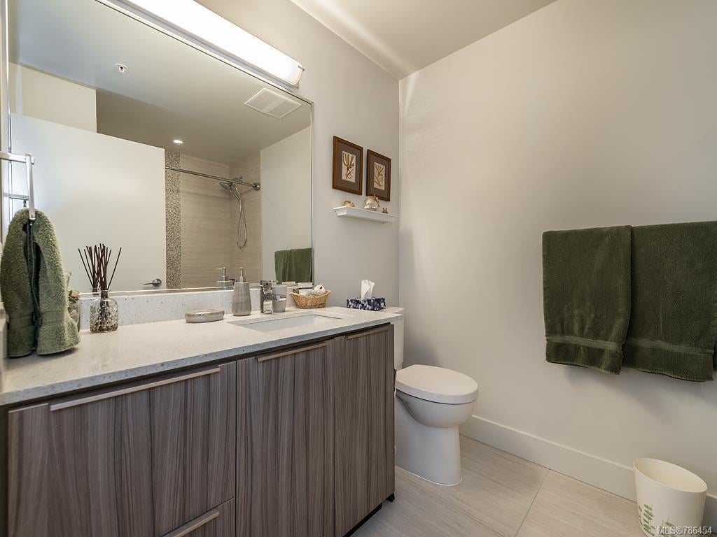 203-3811 Rowland Ave, Saanich