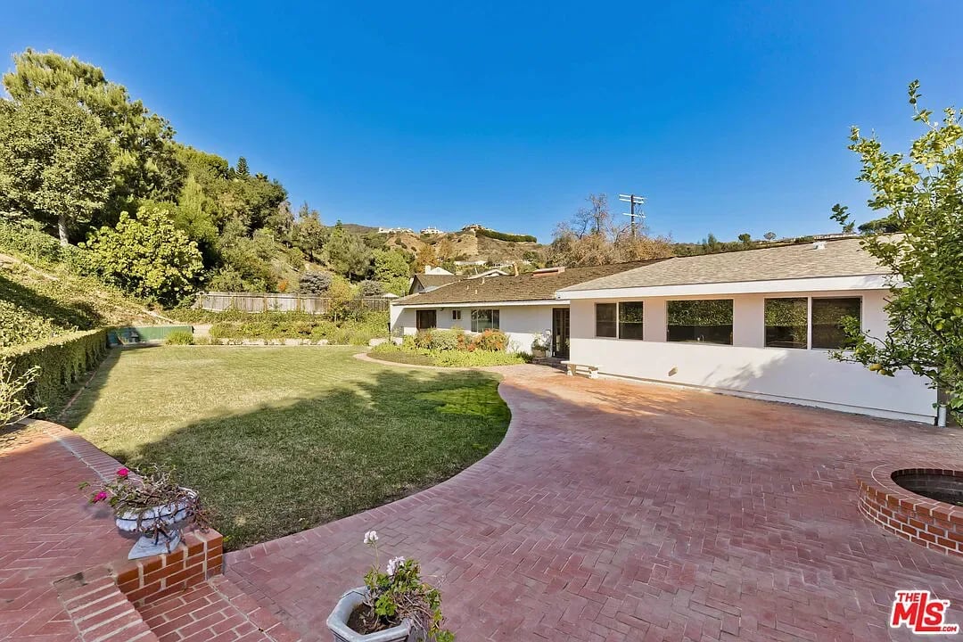 1043 Maroney Ln