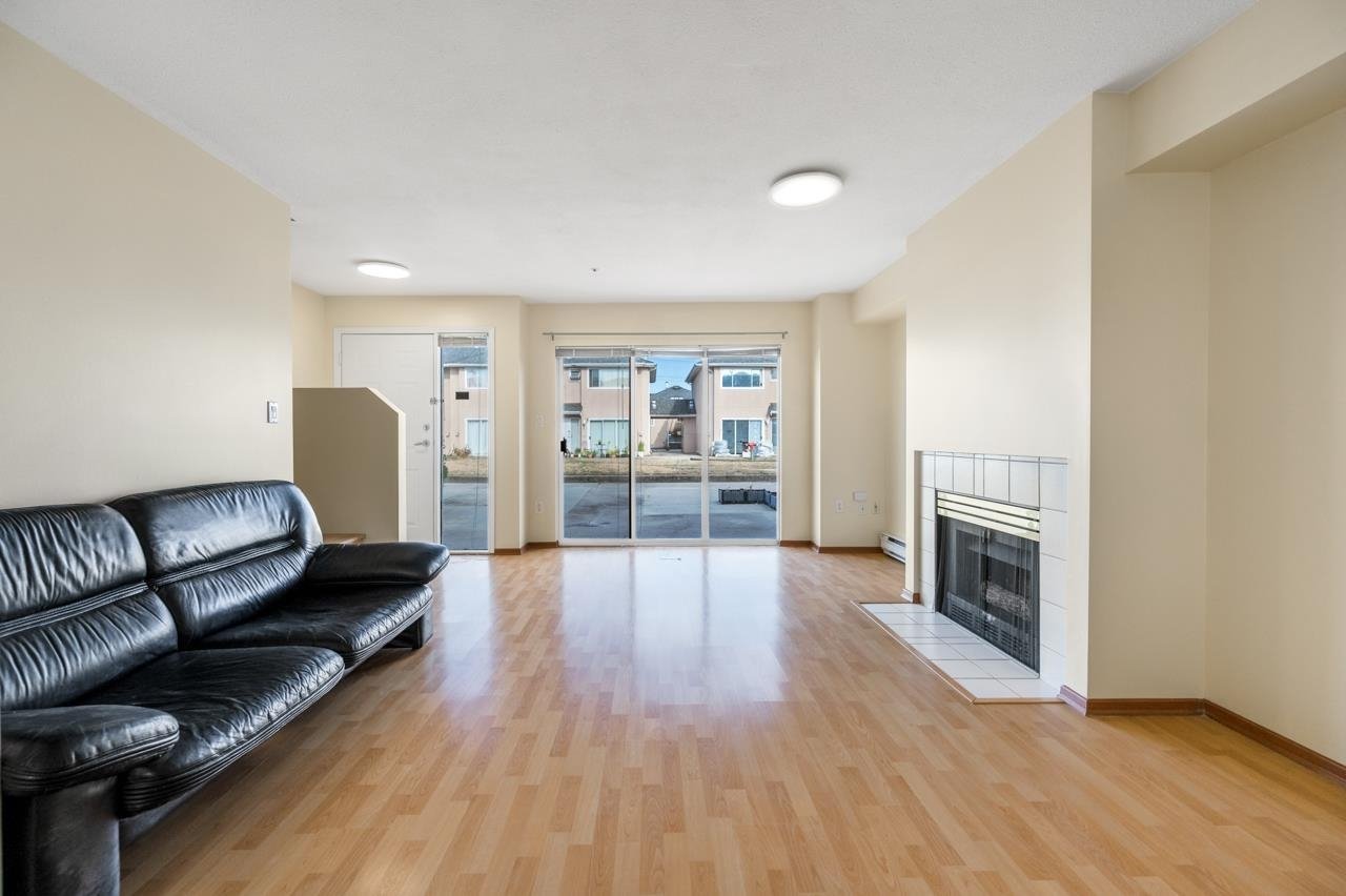 211-2211 No. 4 Rd