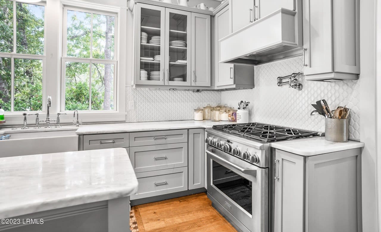 606 New St