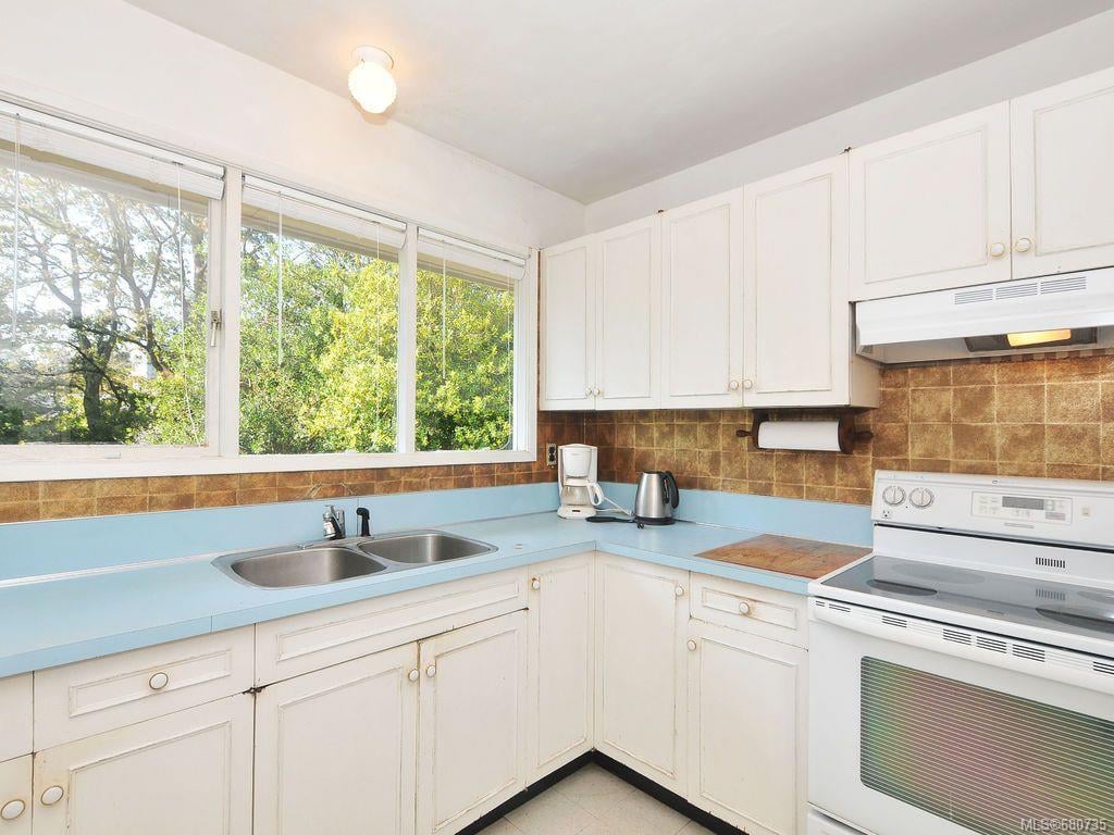 1259 Tattersall Dr, Saanich
