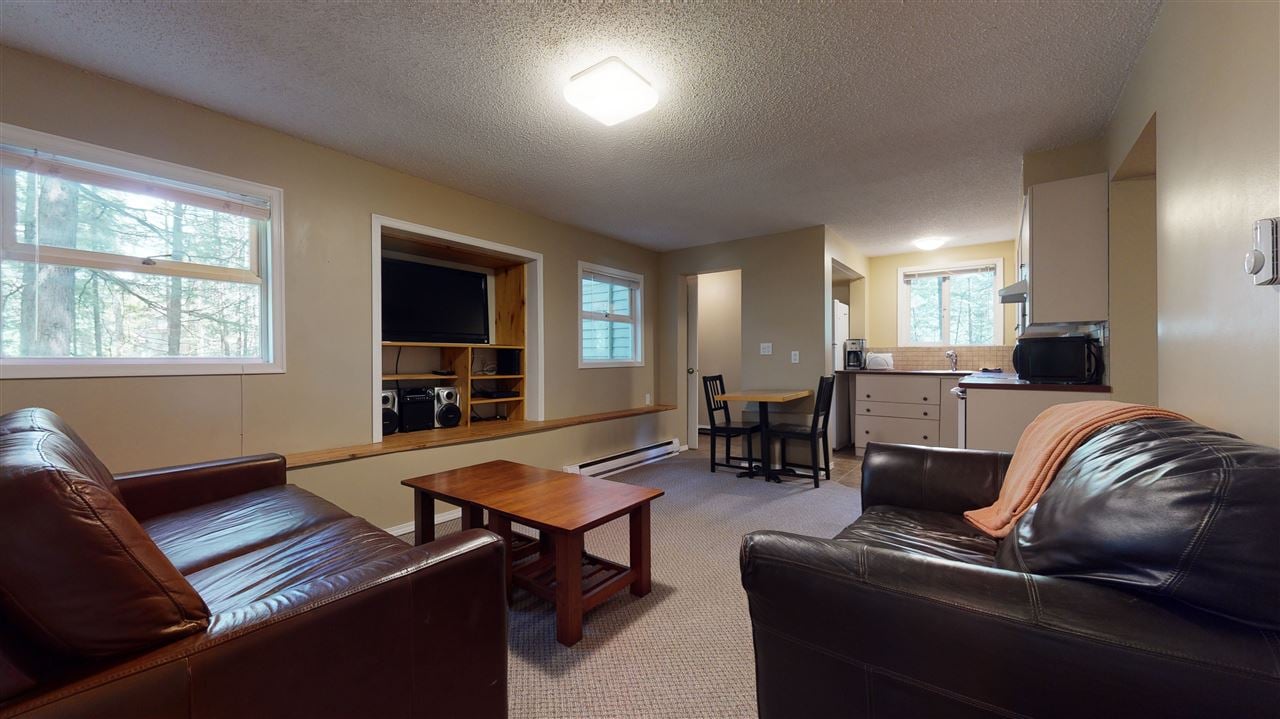 3142 Tyrol Cres