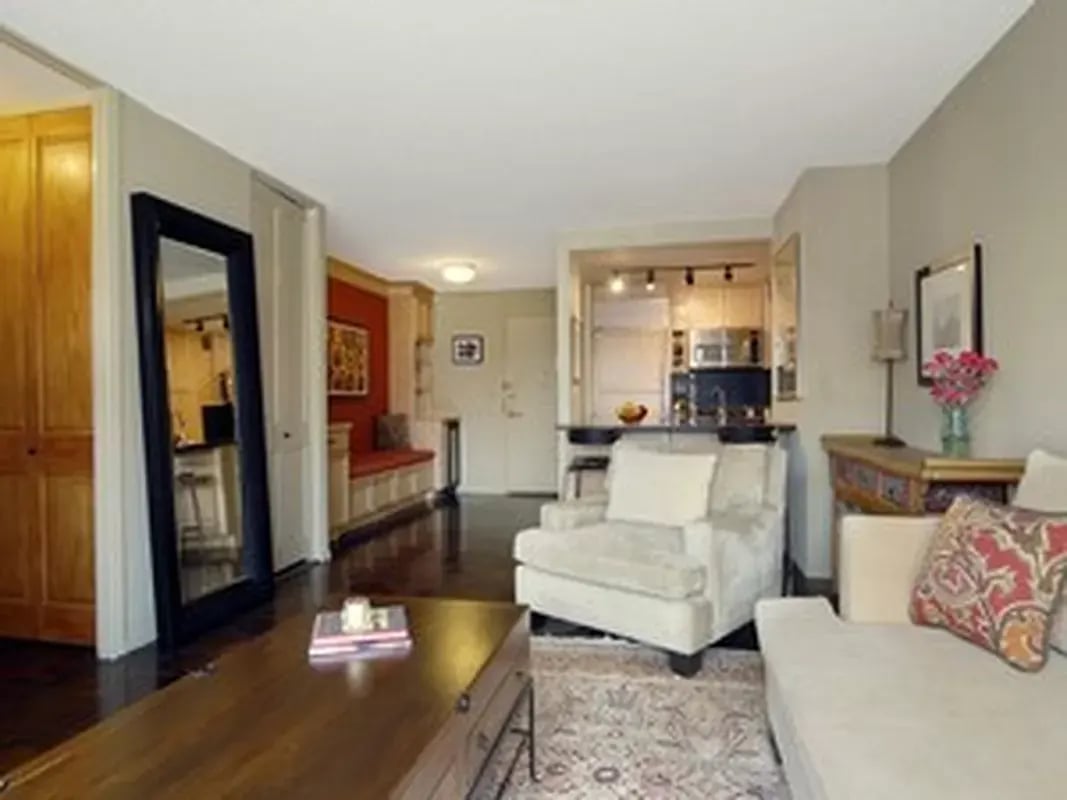 301 East 79th Street Unit: 5E