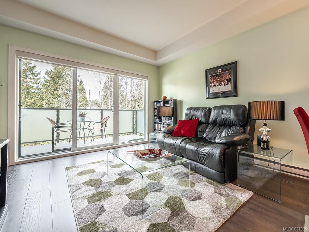 302-7111 W Saanich Rd