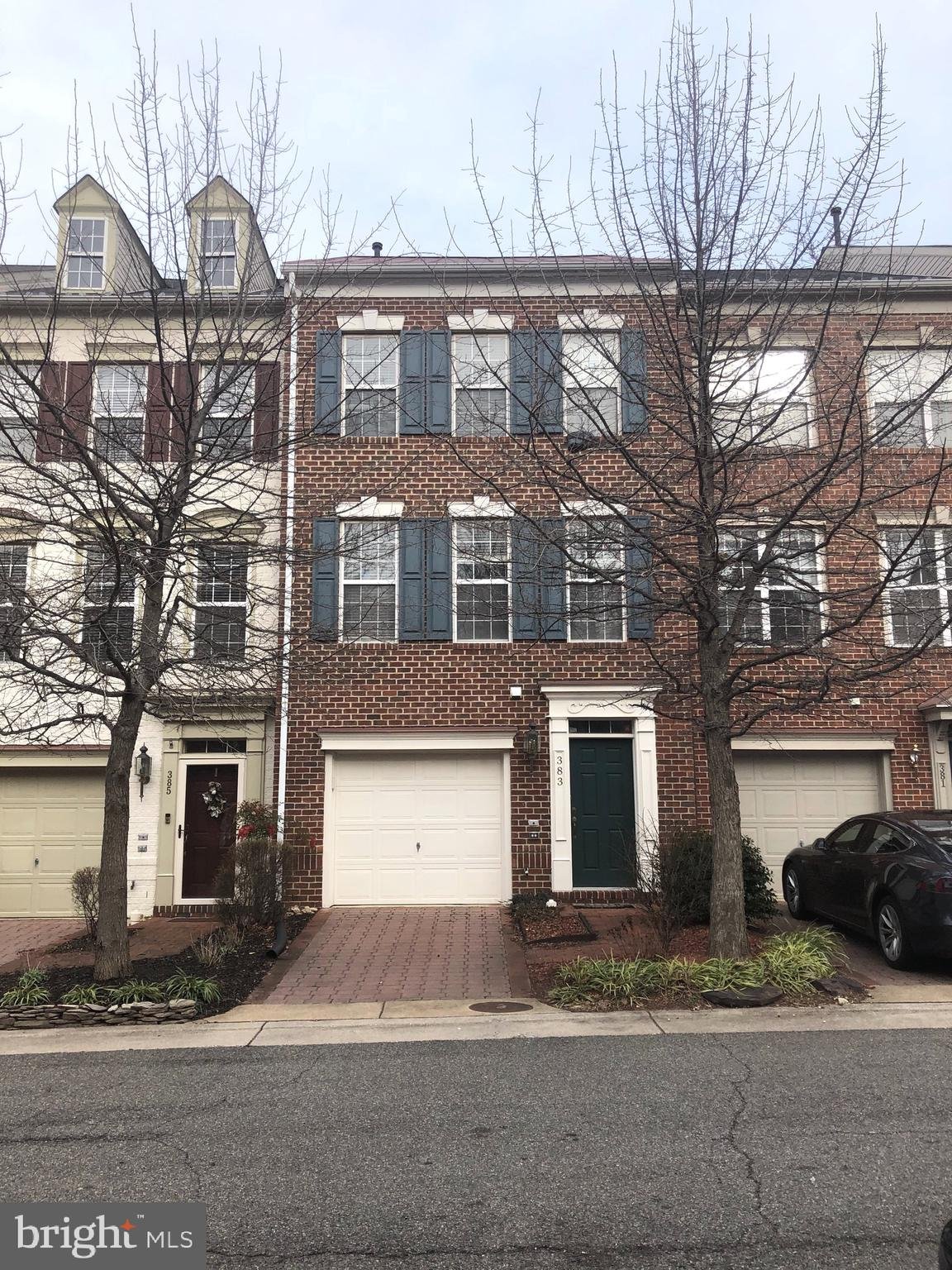 383 Livermore Ln