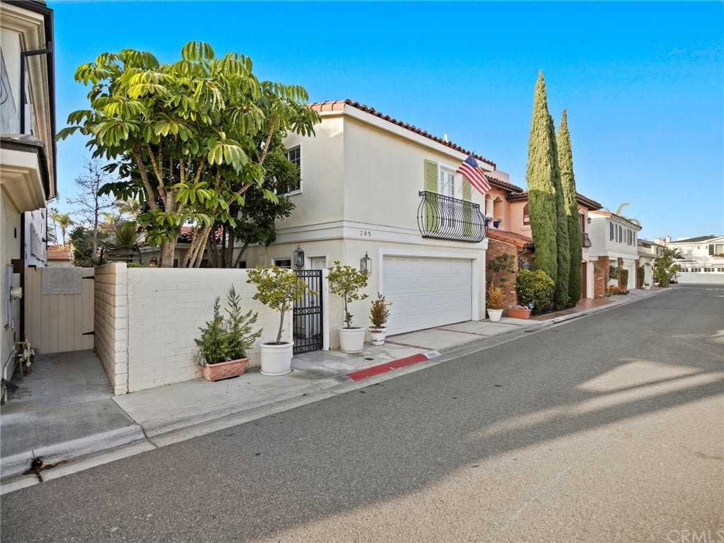 205 Via Cordova