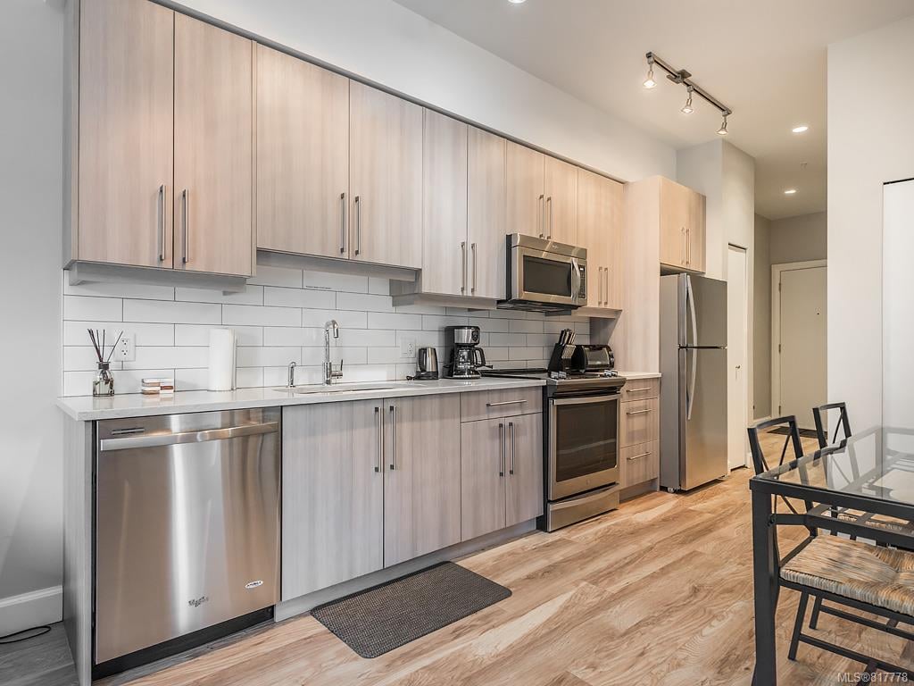 203-595 Pandora Ave