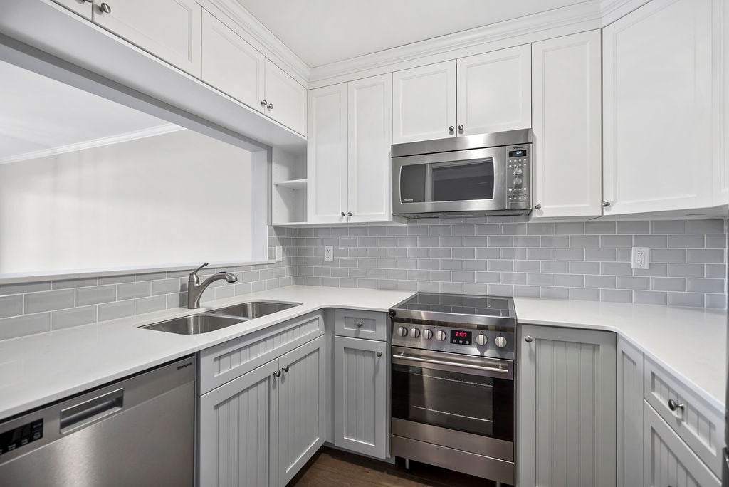 108-3875 W 4th Ave