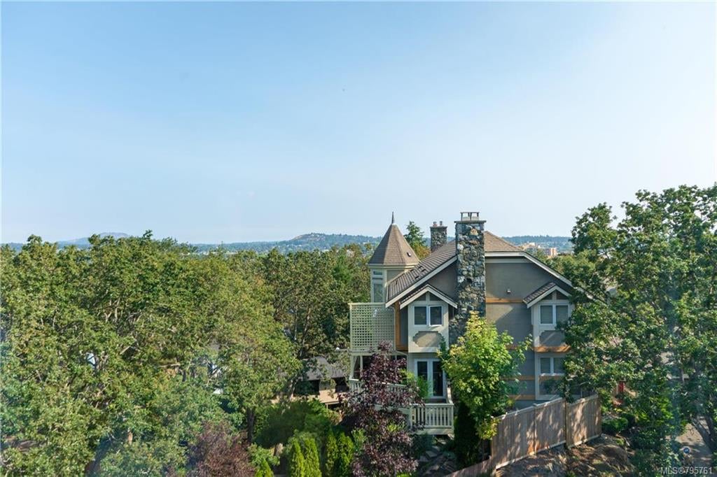 1033 Belmont Unit 305