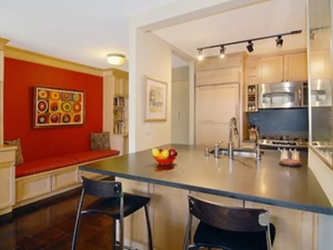 301 East 79th Street Unit: 5E