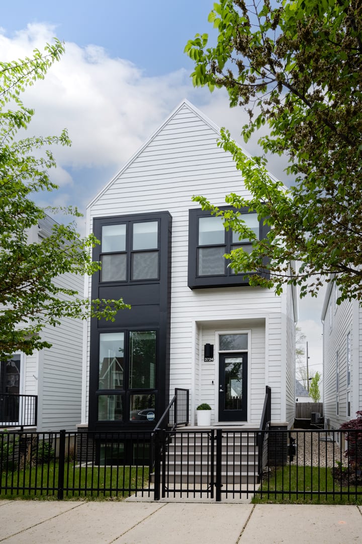 3724 N MILWAUKEE AVE