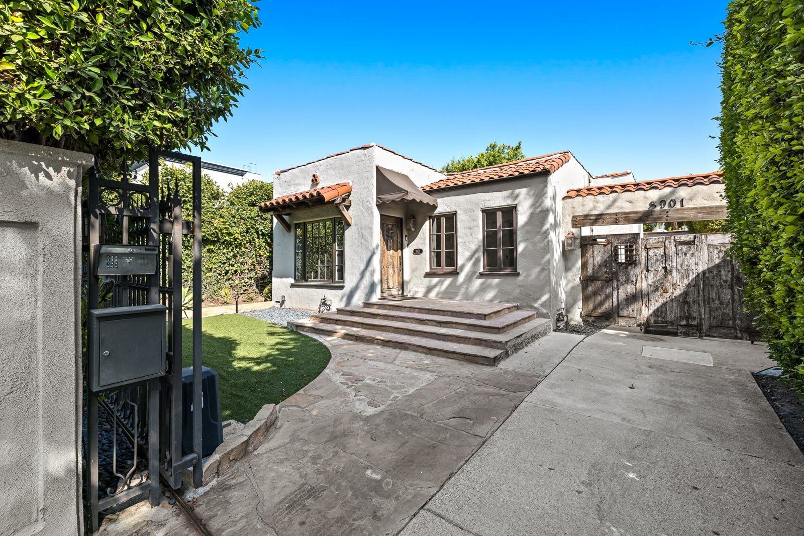 8901 Rosewood Ave