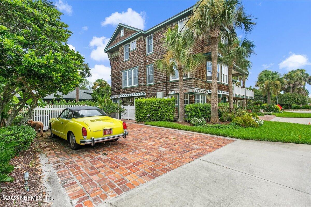 1296 BEACH Avenue