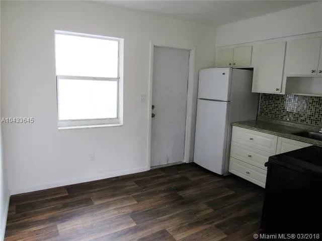 18 SW 10th St