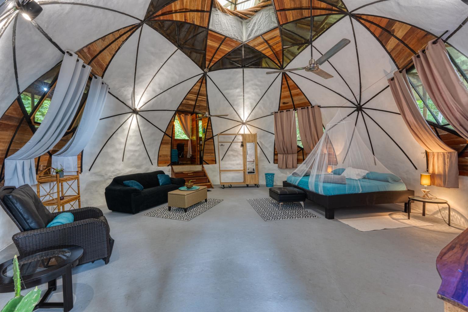 Exceptional Retreat Center on 62 Acre in Tinamastes