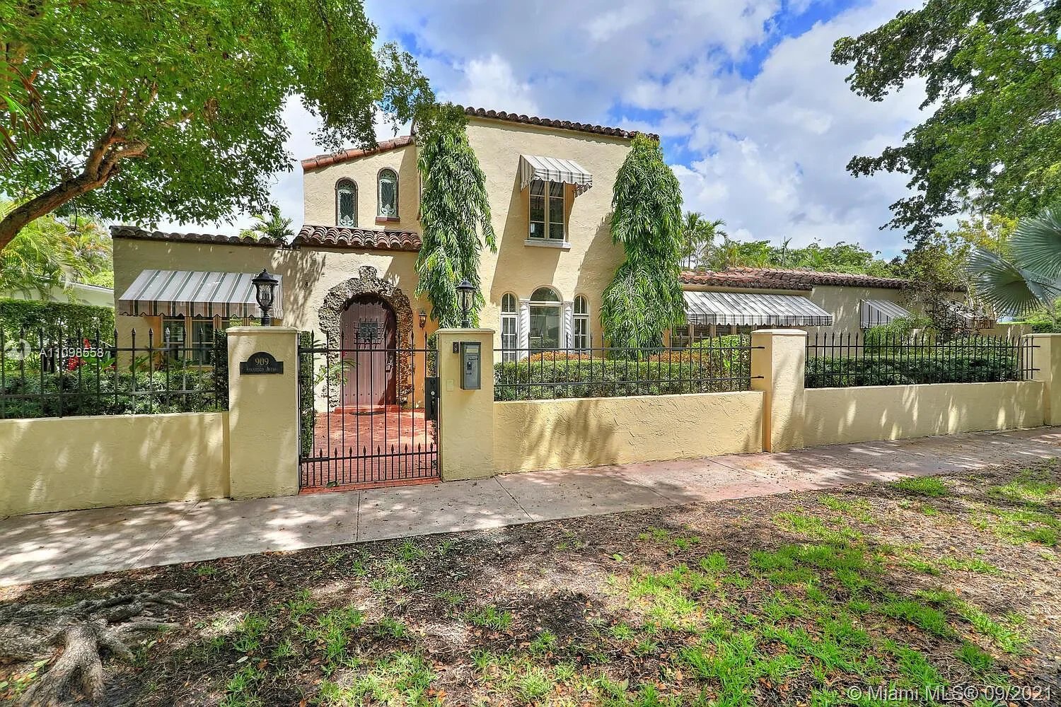 909 Algaringo Ave