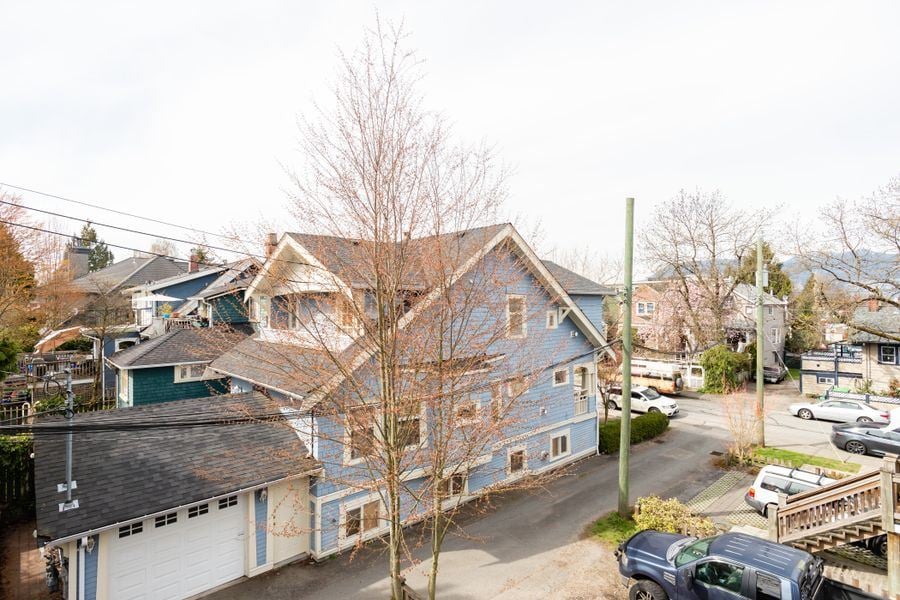 2111 Macdonald St