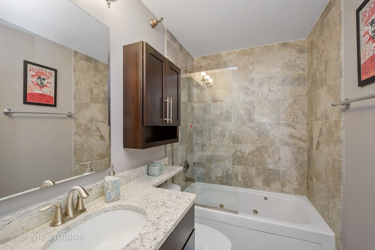 1122 N Clark St #2406