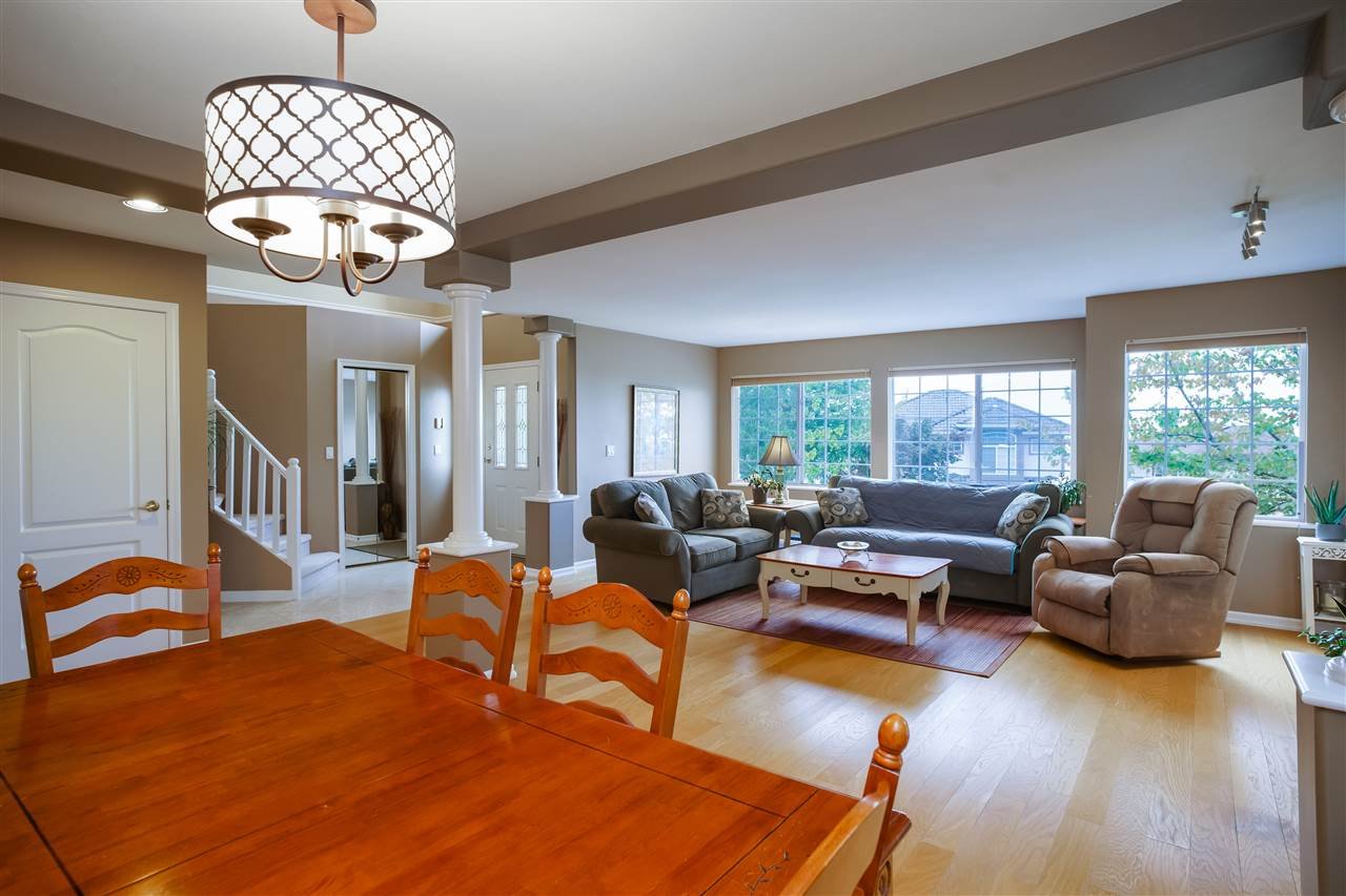 2975 Pinetree Close