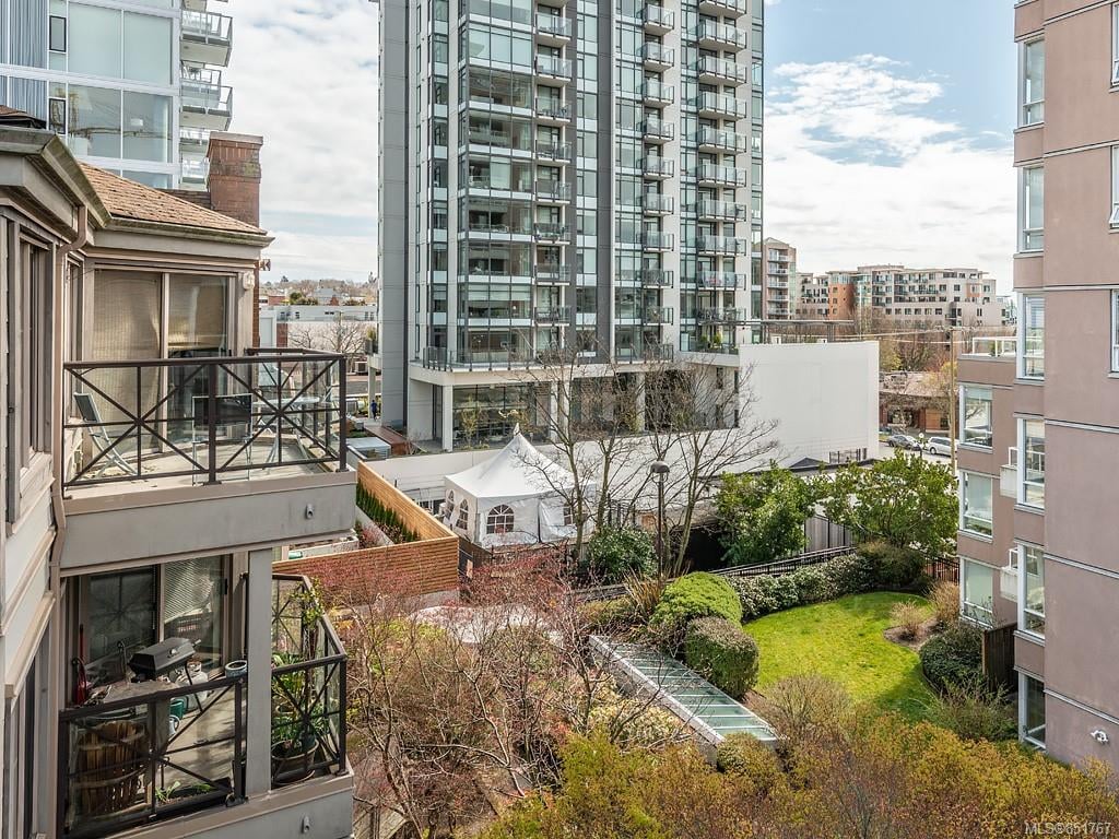 408-935 Johnson St