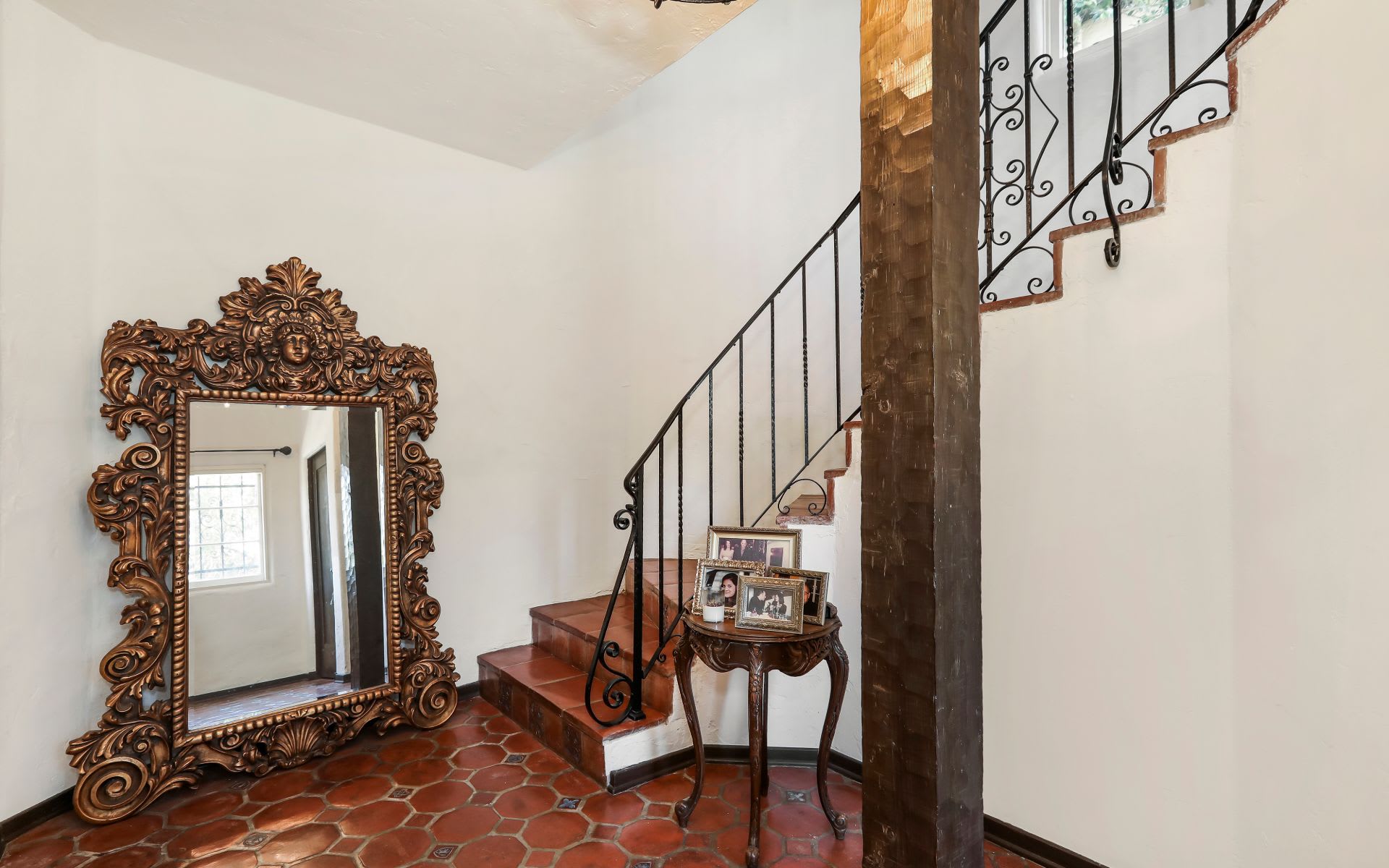  3110 Hollyridge Dr