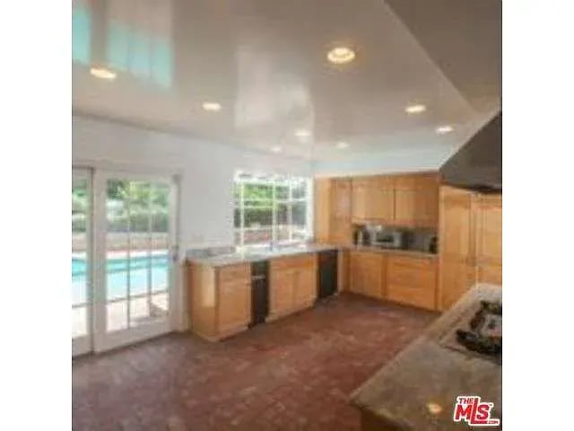 180 Surfview Dr