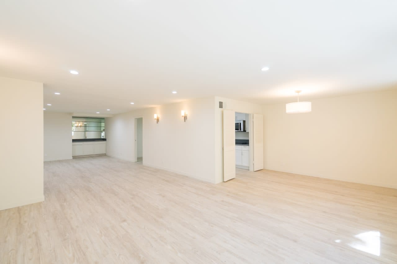 Bright and Open Maple Apartment