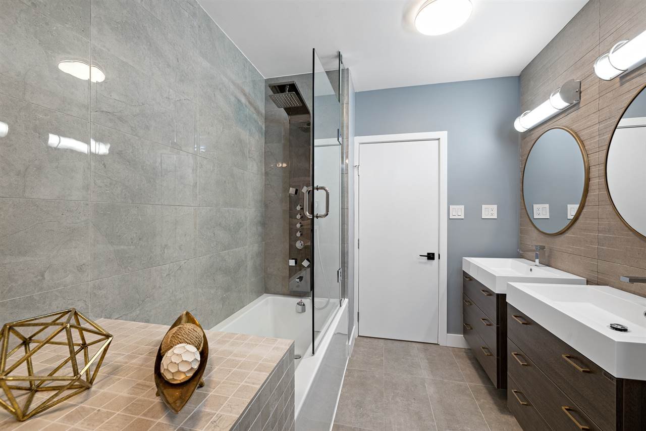 2065 Westdean Cres