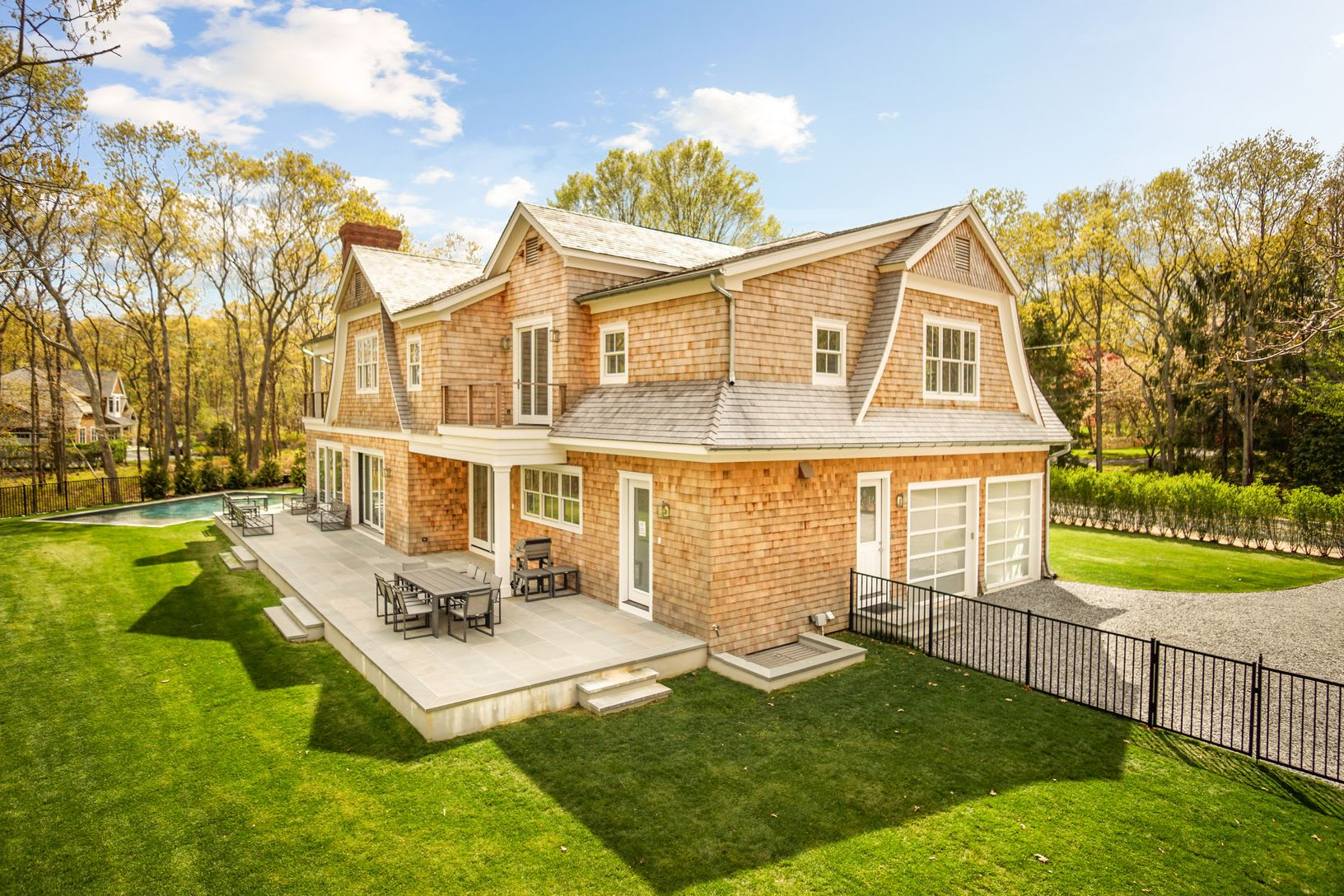 810 Edge Of Woods Rd