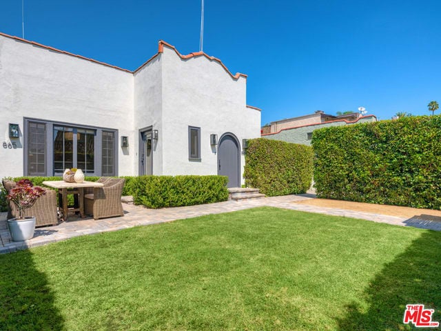 865 NW Knoll Dr