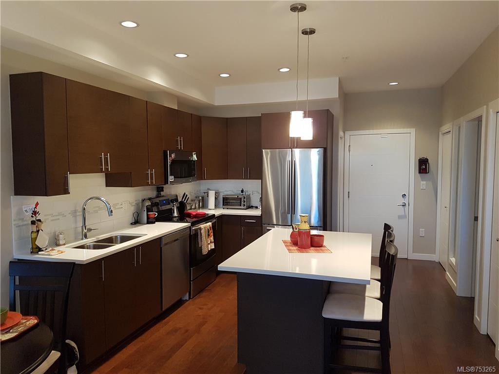 104-924 Esquimalt Rd