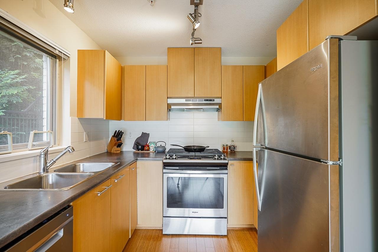 316-9319 University Cres