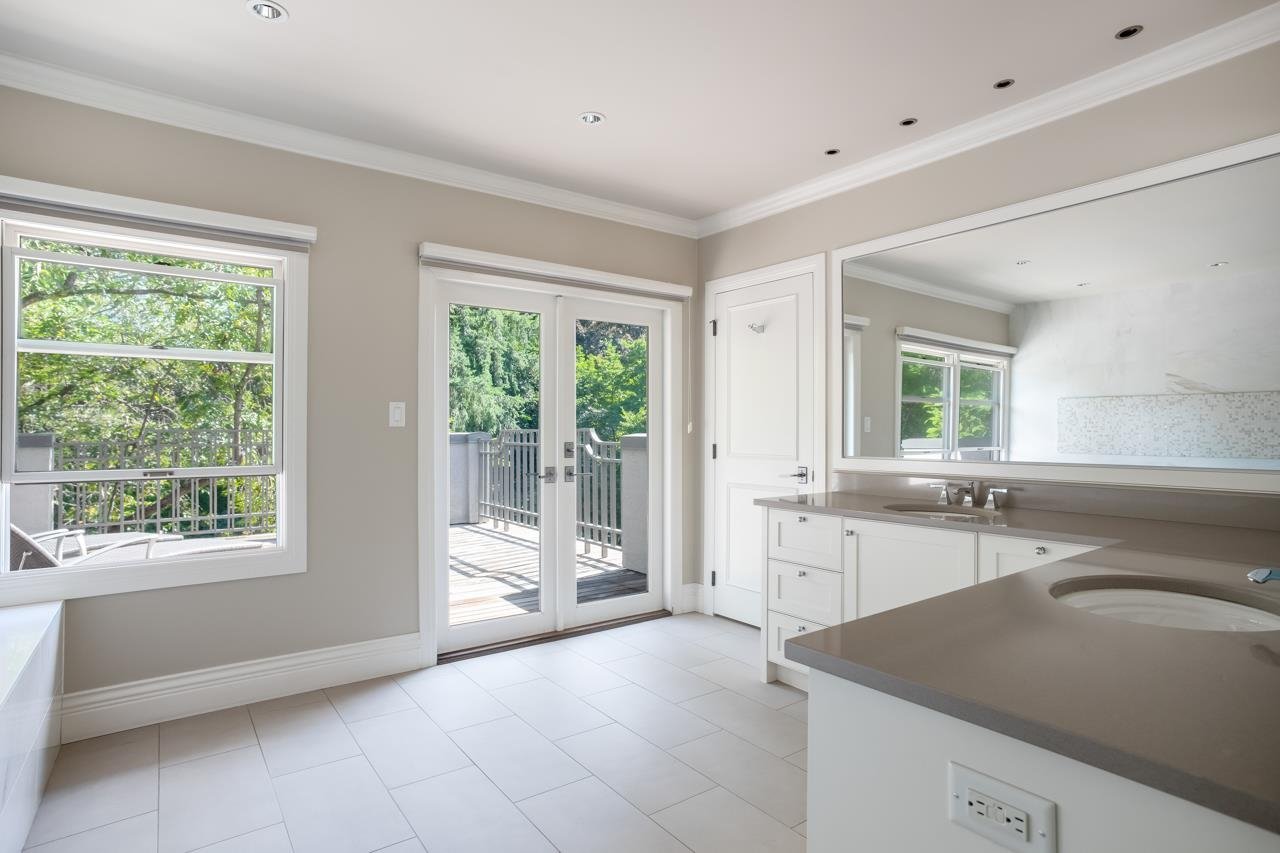 5560 Somerset Cres