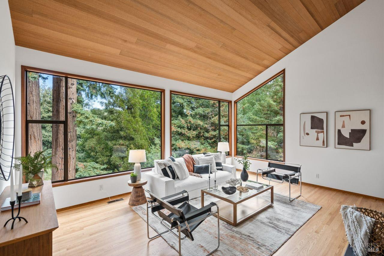 2 Bay Tree Ln