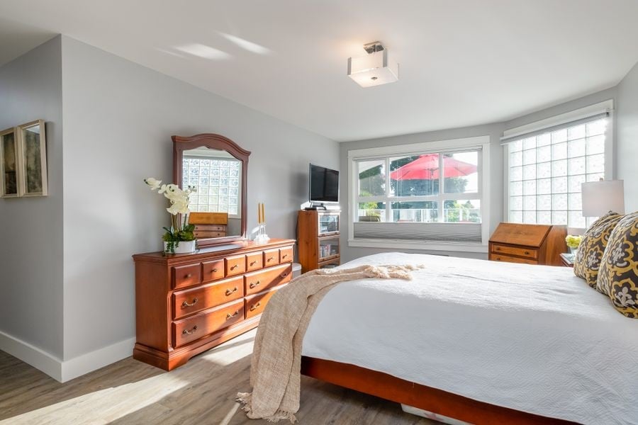 204-15367 Buena Vista Ave