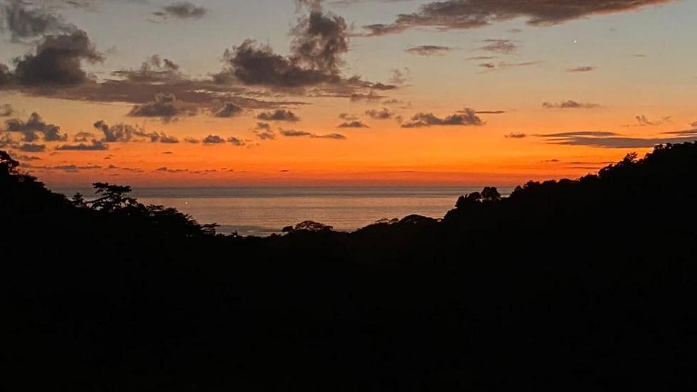 Casa Linda Vista with Ocean View Above Dominical Beach