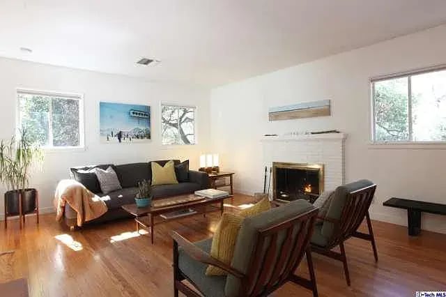 2914 E Chevy Chase Dr