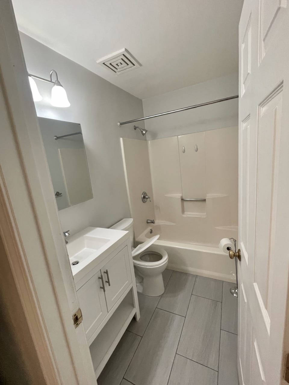 John Eliot Square - 2 Bed 1 Bath - w/ laundry, Pet Friendly, Parking and Common Roof Deck! 