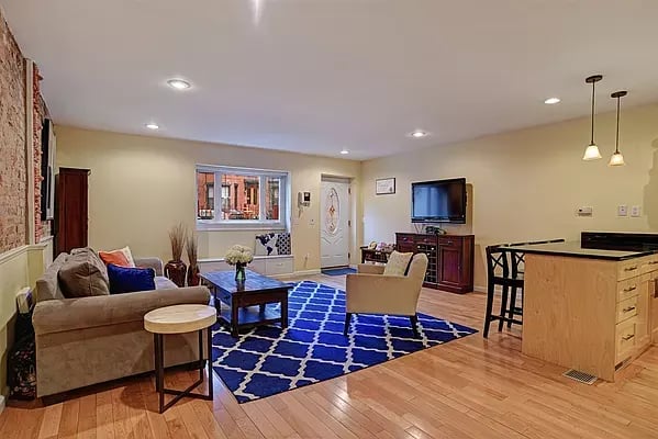 694 De Graw St Unit: 1