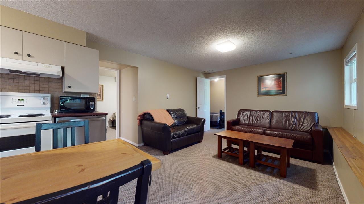 3142 Tyrol Cres