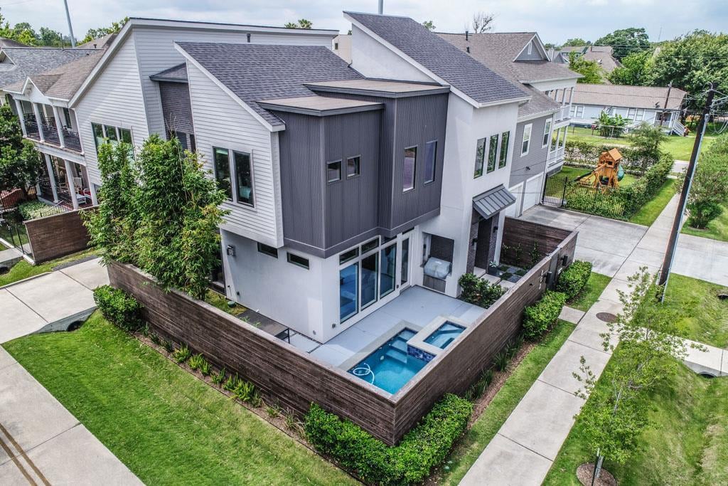 802 W 10th St