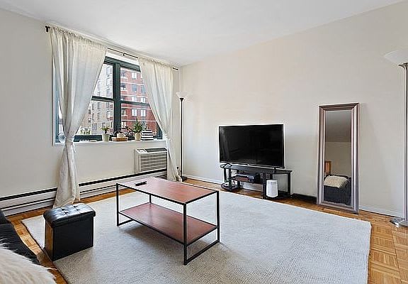 684 Washington Street Unit: 4B